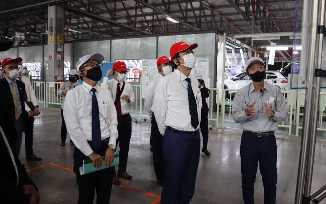 日本前首相安倍晋三造访Toyota Bukit Raja组装线