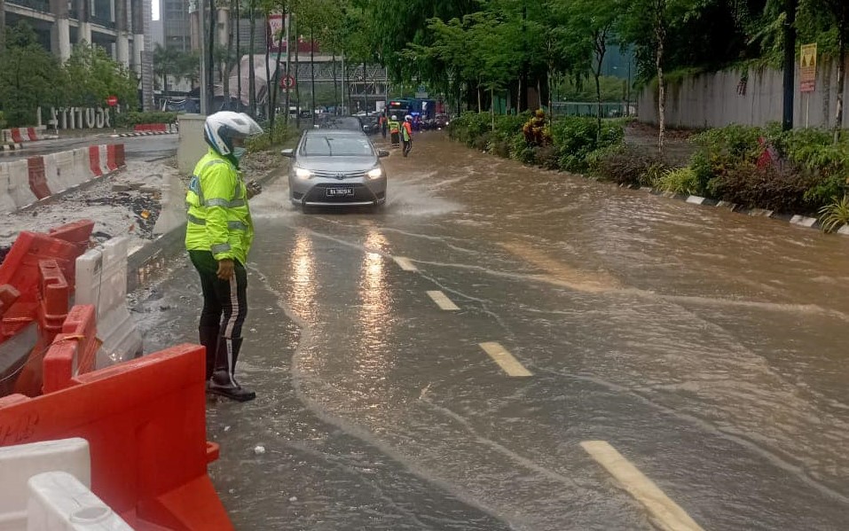 天气恶劣，吉隆坡隆多地点水位上升