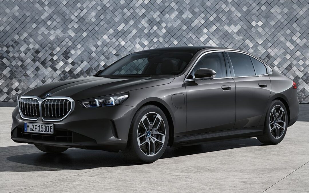 2024 BMW 530e、550e插电式混合动力车型首次亮相，最大马力489匹，WLTP续航里程达到103公里！