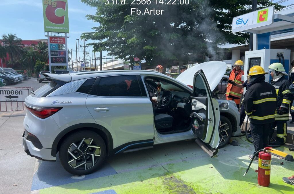 BYD ATTO 3 充电期间冒火 所幸没人受伤！