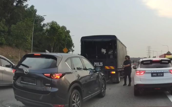 Mazda CX5 尾随开路警车在大道超车被执法人员拍下证据