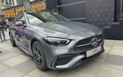 续航超过100公里！零百加速6.1秒！奔驰 C350e登陆我国！预计售价RM355,000！