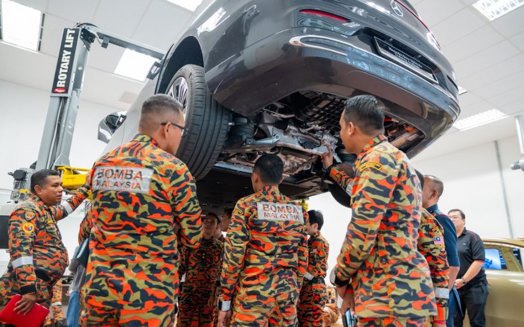 Mercedes-Benz Malaysia和消防局合作提供电动车紧急救援培训