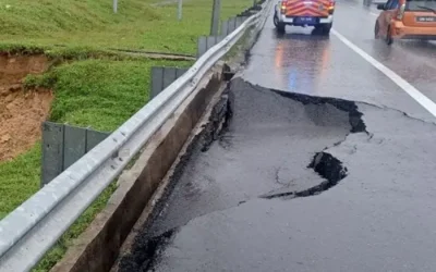 新巴生河流域大道（NKVE）出現天坑，交通受阻