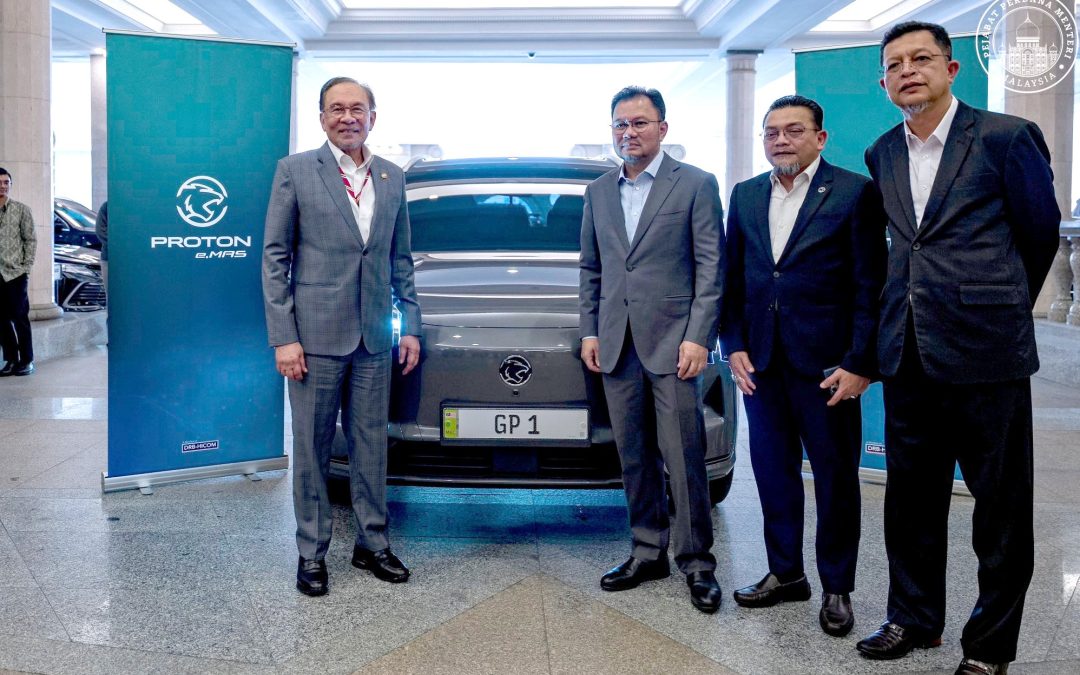 马来西亚首相试驾Proton e.MAS 7：见证本地电动车工业跃进，迈向绿色未来