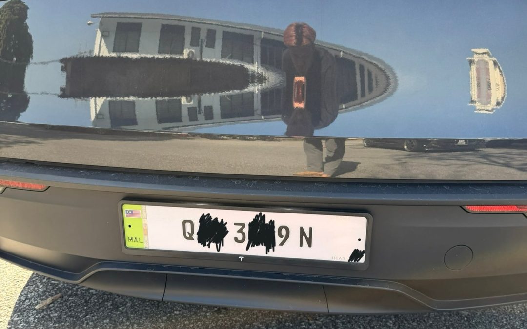 执法乌龙？Tesla 车主用原装 JPJePlate 仍被开罚，理由竟是“字体太小”！