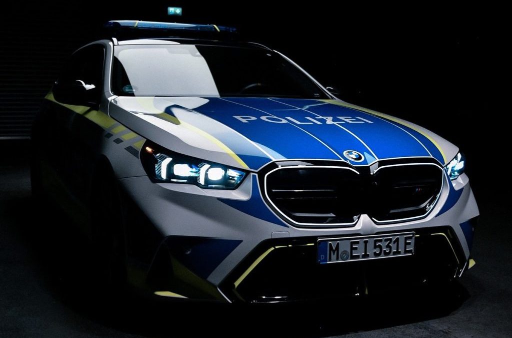 全球唯一！BMW M5 Touring警车德国亮相！配备警车涂装及警灯！4.4TT V8 + PHEV！727匹马力及1,000牛顿米！